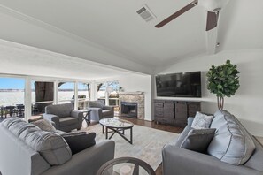 Smart TV, fireplace