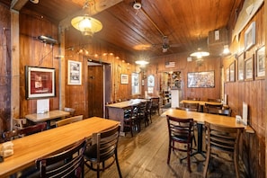 Dining - The Downtown Historic Island Hotel (Cedar Key)
