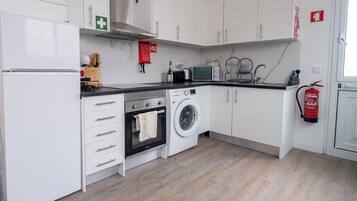 Fridge, microwave, oven, coffee/tea maker