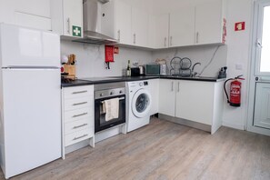 ثلاجة، ميكروويف، فرن، ماكينة لصنع القهوة/الشاي