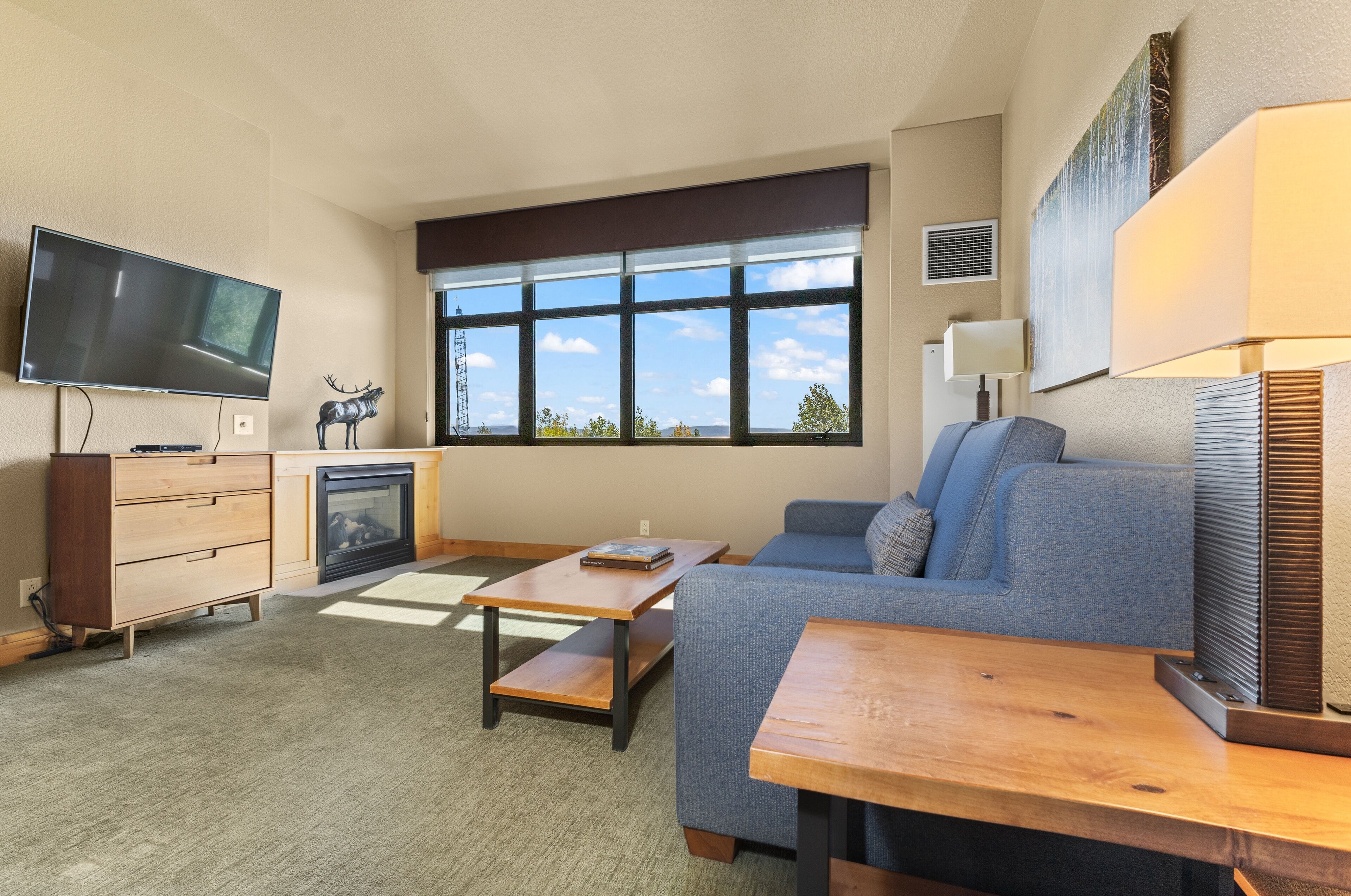 Televisie en een open haard