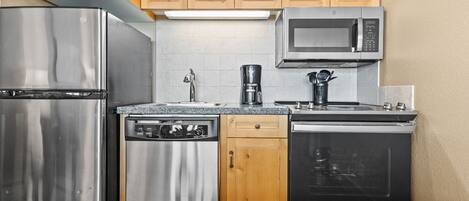 Frigorífico, microondas, horno y lavavajillas