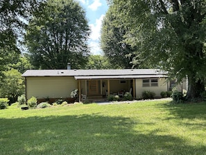 Exterior - Retro Cottage Farmstay
Mid-term Comfort for Family Relocations/Professionals (Newton)