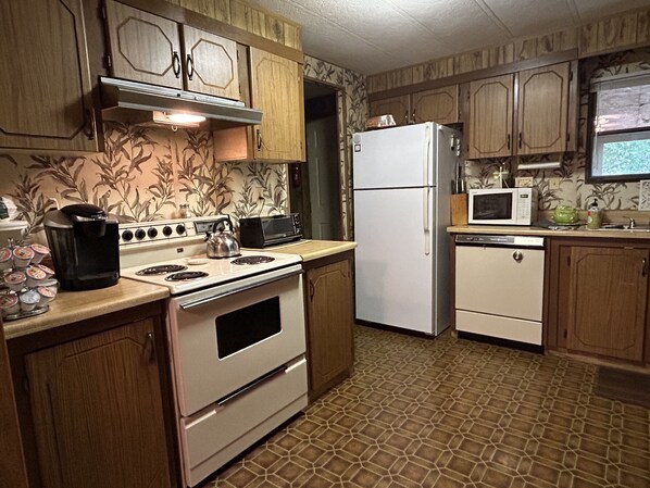 Microwave, oven, stovetop, dishwasher - Retro Cottage Farmstay
Mid-term Comfort for Family Relocations/Professionals (Newton)