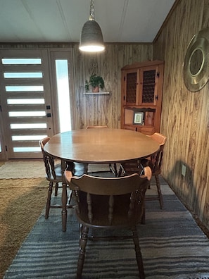 Dining - Retro Cottage Farmstay
Mid-term Comfort for Family Relocations/Professionals (Newton)