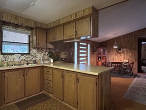 Microwave, oven, stovetop, dishwasher - Retro Cottage Farmstay
Mid-term Comfort for Family Relocations/Professionals (Newton)