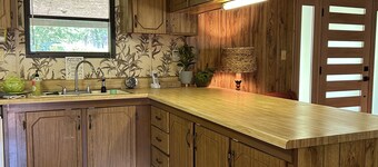 Retro Cottage Farmstay
Mid-term Comfort for Family Relocations/Professionals