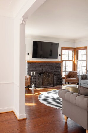 Una televisión, un futbolín