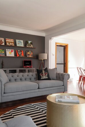 Televisie, een open haard en tafelvoetbal