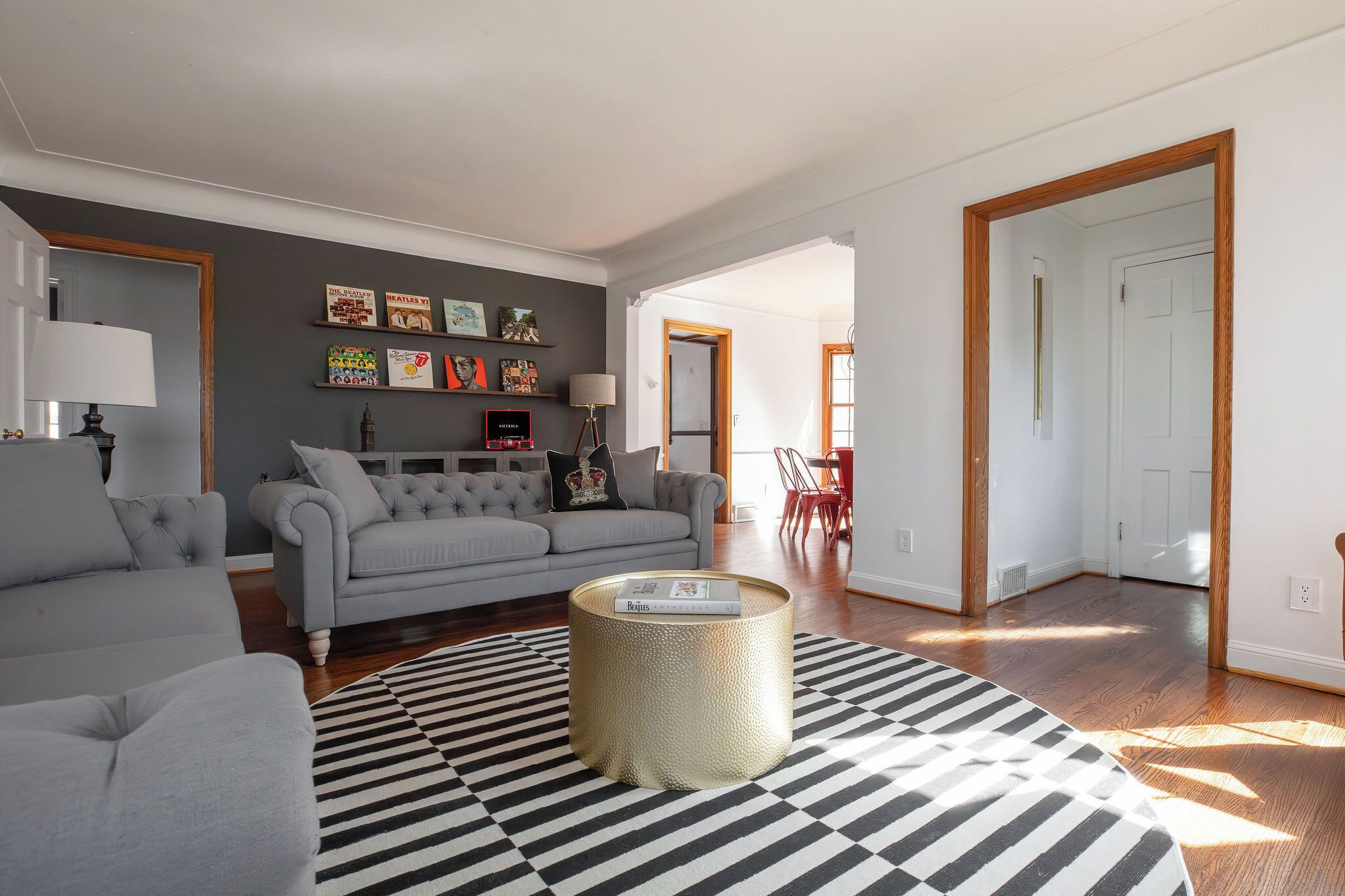 Télévision, cheminée, baby-foot