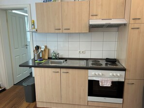 Private kitchen - Centrally located, small apartment with kitchen and shower room 2 (Hamburg)