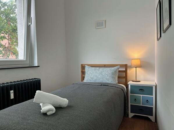 1 bedroom, WiFi, bed sheets - Centrally located, small apartment with kitchen and shower room 2 (Hamburg)