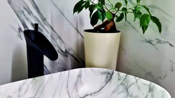 SĂšche-cheveux, serviettes fournies, savon, papier toilette