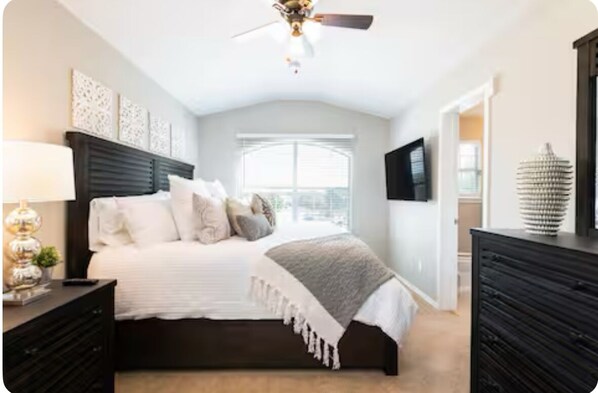 3 bedrooms, in-room safe, desk, iron/ironing board