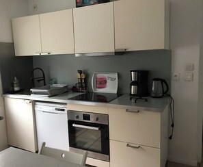 Microondas, horno, placa de cocina y lavavajillas