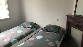 2 bedrooms, iron/ironing board, WiFi, bed sheets