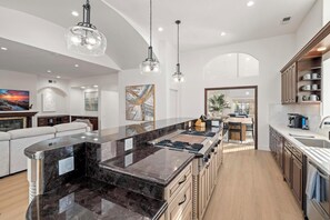 ثلاجة، ميكروويف، فرن، موقد طهي مسطح