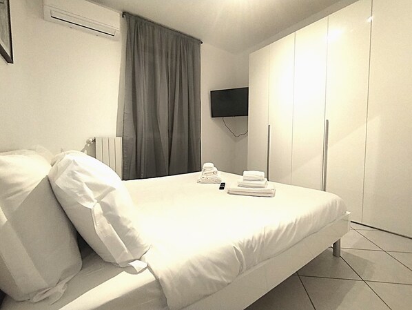 Premium bedding, down duvets, memory-foam beds, iron/ironing board - HH Monferrato (Alessandria)