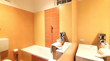 Haartrockner, Bidet, Handtücher, Seife