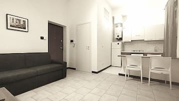Comfort-Apartment | Wohnbereich | 40-Zoll-Smart-TV mit Kabelempfang