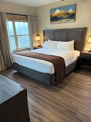 1 dormitorio, caja fuerte, escritorio y tabla de planchar con plancha