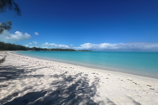 Beach nearby, sun loungers, beach towels