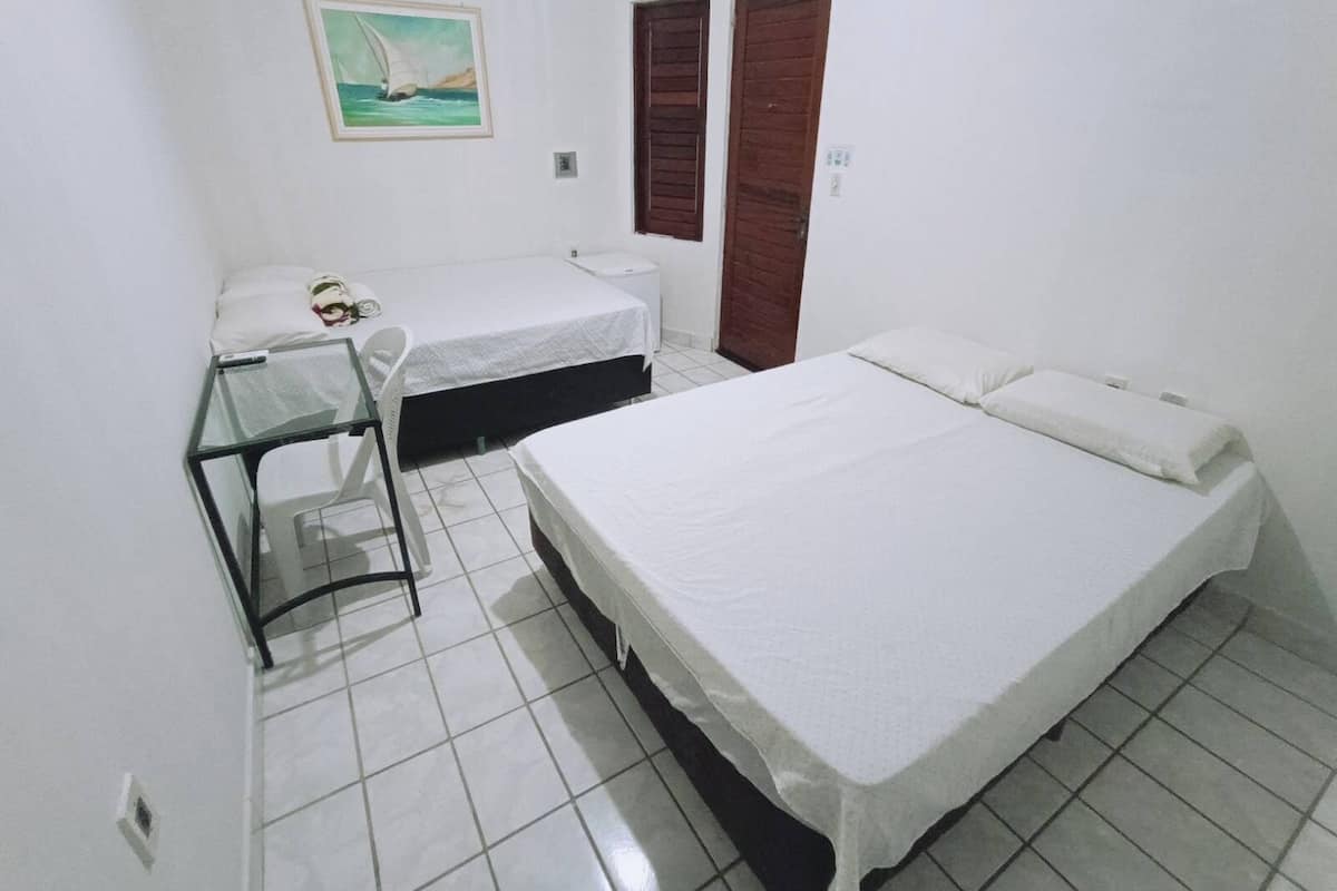 Habitación cuádruple básica, Aire acondicionado | Minibar, escritorio, espacio para trabajar con un portátil y wifi gratis