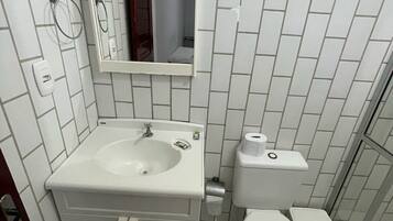 Quarto triplo executivo, várias camas, ar-condicionado | Banheiro | Chuveiro, toalhas de banho, sabonete