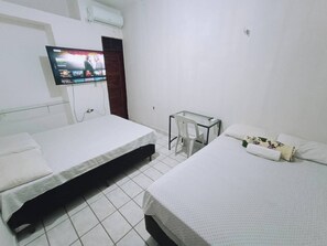 Habitación cuádruple básica, Aire acondicionado | Minibar, escritorio, espacio para trabajar con un portátil y wifi gratis