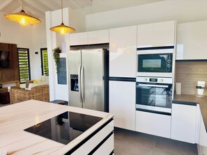 Kühlschrank, Mikrowelle, Ofen, Geschirrspüler