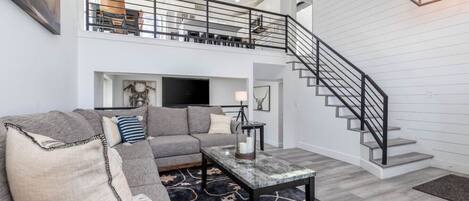 Een smart-tv, een open haard en een tafeltennistafel