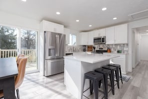 Fridge, microwave, oven, stovetop - Cottonwood Basecamp-Game Room, 6TVS, Near Canyons! (Sandy)