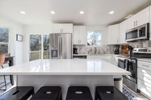 Fridge, microwave, oven, stovetop - Cottonwood Basecamp-Game Room, 6TVS, Near Canyons! (Sandy)