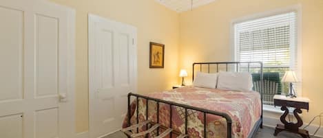 1 chambre, lit parapluie, Wi-Fi gratuit, draps fournis