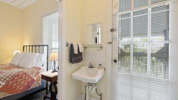 1 Schlafzimmer, Reisekinderbett, kostenloses WLAN, Bettwäsche