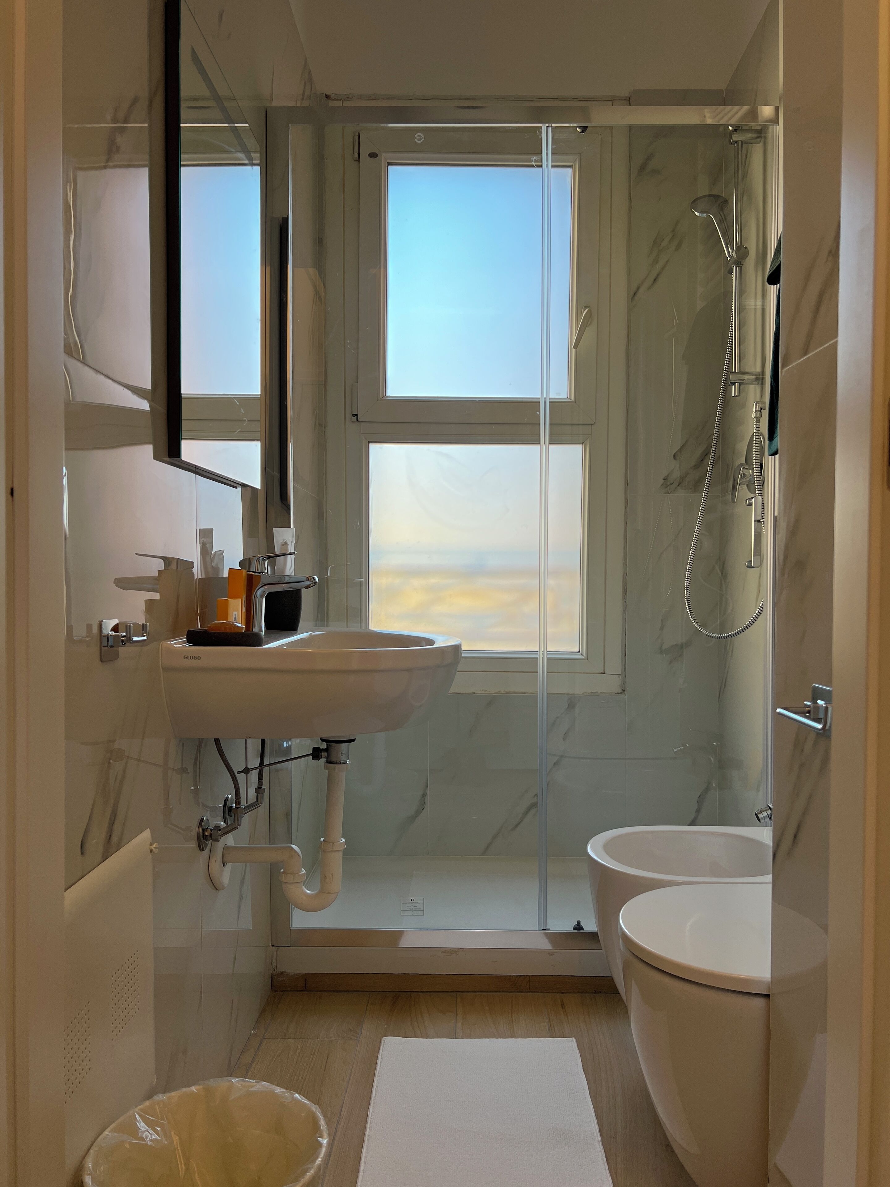 Een haardroger, handdoeken, zeep, toiletpapier