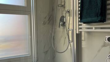 Haartrockner, Handtücher, Seife, Toilettenpapier