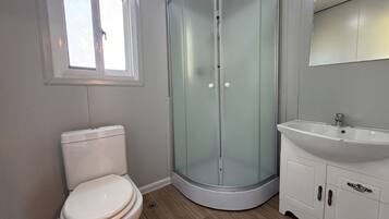 Shower, hair dryer, bidet, towels
