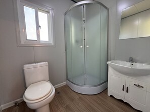 Douche, séchoir à cheveux, bidet, serviettes fournies
