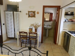Fridge, stovetop, coffee/tea maker, cookware/dishes/utensils - MACCHIA SALENTINA studio apartment 2/4 places in residence with swimming pool 2 km from the sea (Marina di Mancaversa)