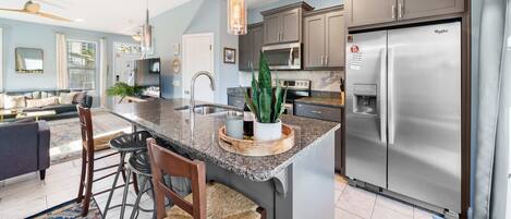 Refrigerador, microondas, horno, placa de cocina