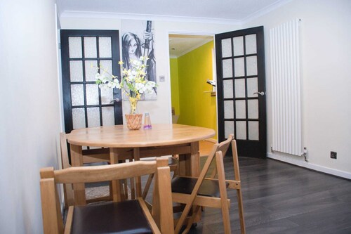 Modern Flat with A/C & Basketball Court – Prime Leicester Location