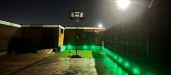 Modern Flat with A/C & Basketball Court – Prime Leicester Location