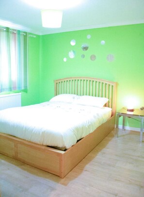 3 habitaciones, tabla de planchar con plancha, wifi y ropa de cama 