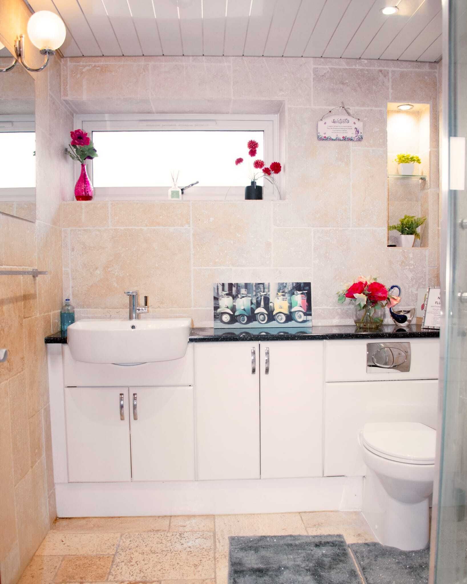 Bruser, miljøvenlige toiletartikler, hårtørrer, håndklæder