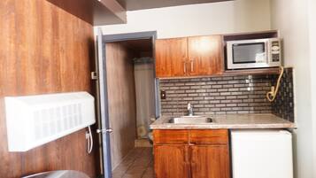 Family Studio Suite | Private kitchen | Mini-fridge, microwave