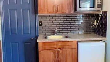 Family Studio Suite | Private kitchen | Mini-fridge, microwave