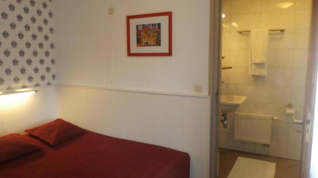 Een bureau, een laptopwerkplek, gratis wifi