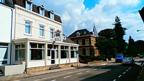 Un hôtel doté d’une façade moderne, de grandes fenêtres et d’une enseigne indiquant qu’il s’agit d’un hôtel.
