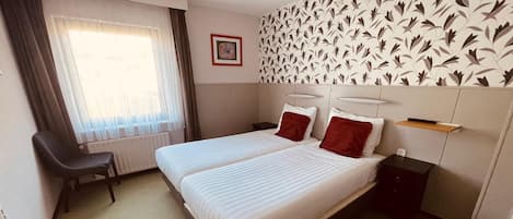 Habitación Confort con 1 cama doble o 2 individuales, vistas al jardín | Escritorio, espacio para trabajar con un portátil, wifi gratis